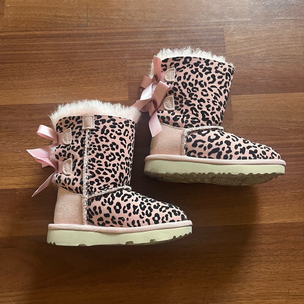 UGG T BAILEY BOW II EXOTIC in Pink (Size 8)